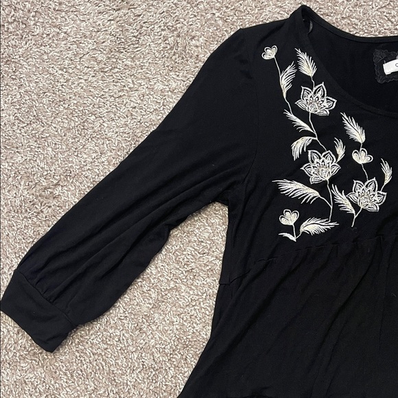 Cute Cupio Black Dress with White Floral Embroidery - Picture 3 of 4
